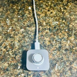 Oura Ring 4 with Silver Magnetic Charging Dock. Size 8.